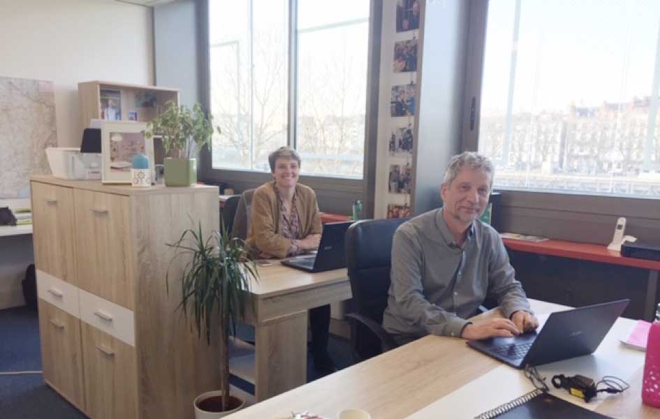 Photo du bureau de City-neo en compagnie de Clotilde et Sylvain