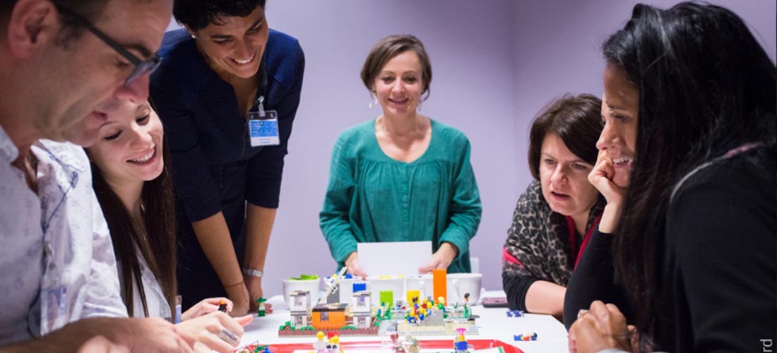 Photo de plusieurs personnes travaillant sur un projet commun