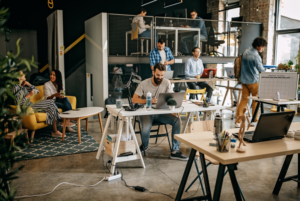 Employés dans leur espace de travail